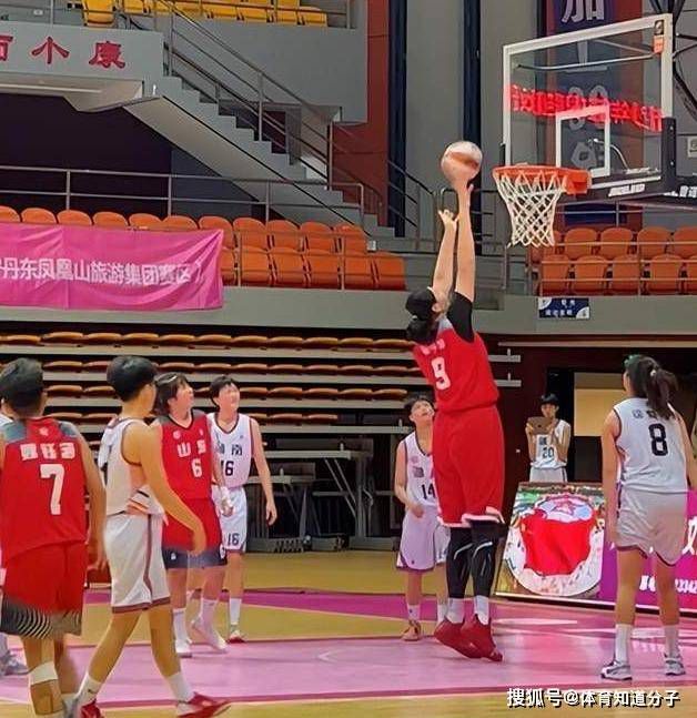 现在，万破军不但让他们把祖坟连夜扒出来迁走，还要让他们为万连成夫妇二人披麻戴孝？。